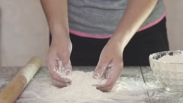 Joven chef aplaudiendo con las manos llenas de harina, cámara lenta — Vídeo de stock