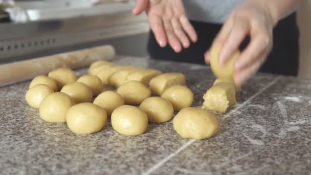 Baker nakrájíme žemli roll. Holky ruce hnětení těsto v mouce na stole. — Stock video