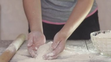 Un, yavaş hareket dolu elleri alkışlar Baker