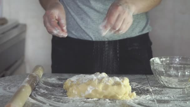 Bagaren knåda degen i mjöl på bord — Stockvideo