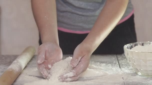 Baker batendo palmas com as mãos cheias de farinha, câmera lenta — Vídeo de Stock