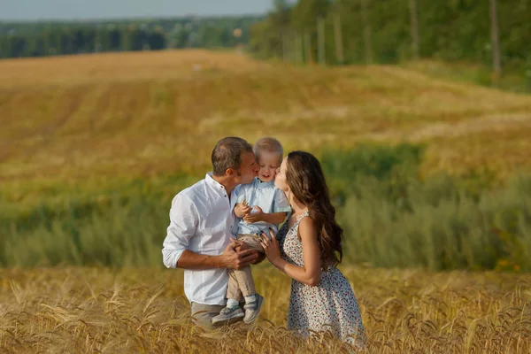 Genç aile bir buğday alanda yürüyüş