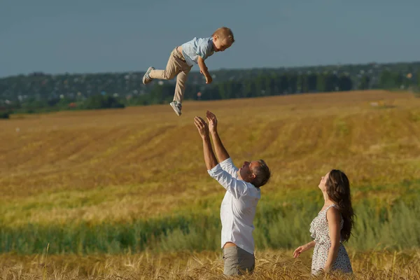 Genç anne ve çocuk buğday alanda yürüyüş