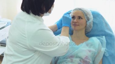 Doktor - güzellik uzmanı alımı tutar.