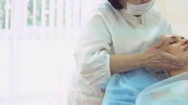 Güzellik uzmanı ile-resepsiyonda kadın doktor masaj ve yüz gençleştirme için özel ilaç geçerlidir.