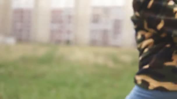 Ребенок бежит по траве, вид сзади — стоковое видео