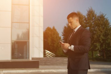 İş adamları ofis binası yakınındaki çalışırken