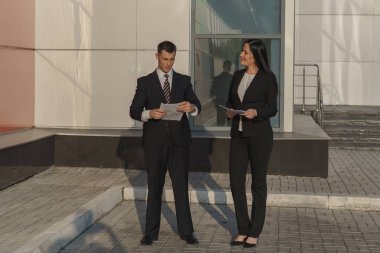 İş adamları ofis binası yakınındaki çalışırken