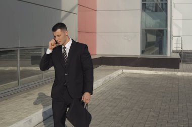 İş adamları ofis binası yakınındaki çalışırken