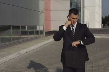 İş adamları ofis binası yakınındaki çalışırken