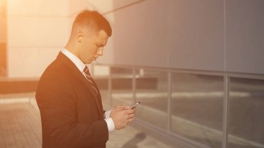 İş adamları ofis binası yakınındaki çalışırken