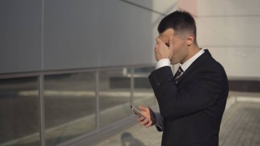 İş adamları ofis binası yakınındaki çalışırken