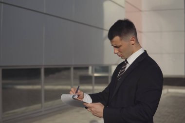 İş adamları ofis binası yakınındaki çalışırken