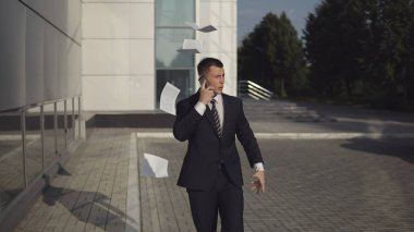 İş adamları ofis binası yakınındaki çalışırken