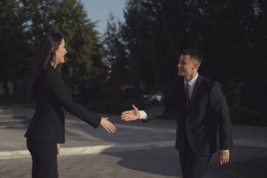 İş adamları ofis binası yakınındaki çalışırken