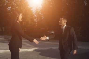 İş adamları ofis binası yakınındaki çalışırken