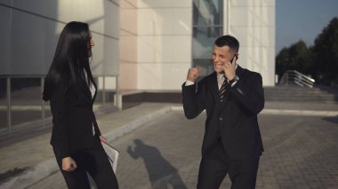 İş adamları ofis binası yakınındaki çalışırken