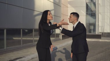 İş adamları ofis binası yakınındaki çalışırken