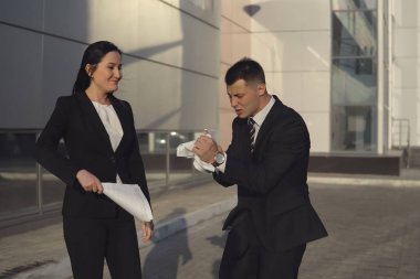 İş adamları ofis binası yakınındaki çalışırken