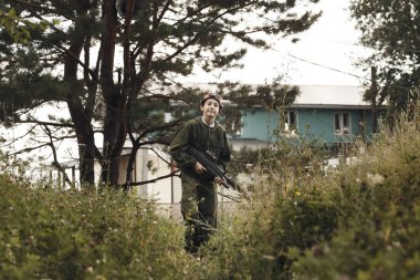 Kamuflaj bir silahla lasertag genç çocuk