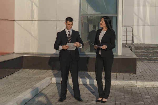 İş adamları ofis binası yakınındaki çalışırken