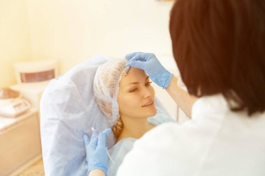 Doktor - güzellik uzmanı alımı tutar.