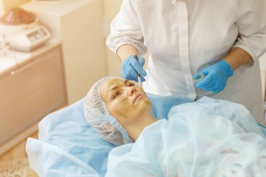 Doktor - güzellik uzmanı alımı tutar.