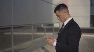 İş adamları ofis binası yakınındaki çalışırken