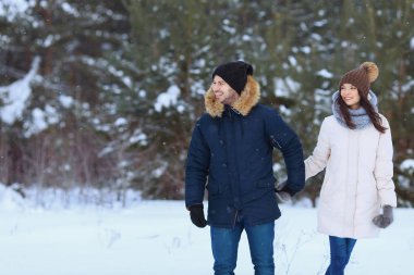 Erkek ve kız aşık tatil sırasında. kopya alanı