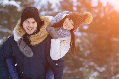 Erkek ve kadın açık havada birlikte yürüme