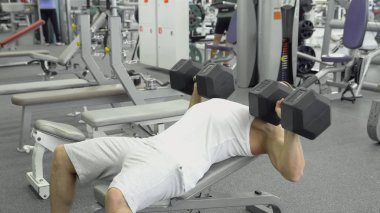 vücut geliştirmeci bench halter salonunda kullanarak basın yok. Spor salonunda egzersiz kas adam