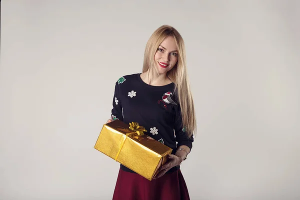 Счастливая девушка с подарочной коробкой — стоковое фото