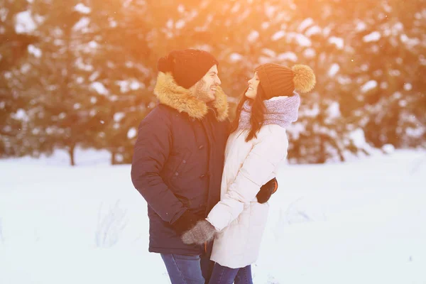 Casal feliz dá as mãos na floresta de inverno — Fotografia de Stock