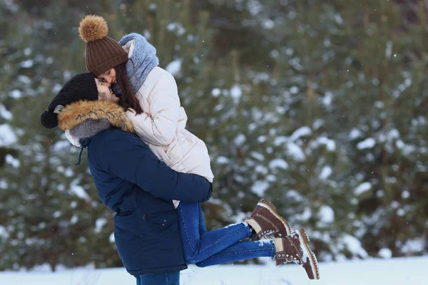 divertida pareja jugando bolas de nieve