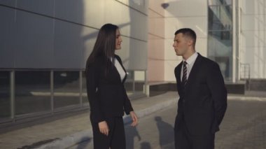 İş adamları ofis binası yakınındaki çalışırken