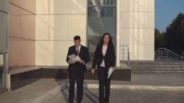 Mutlu ofis belgeleri atmak