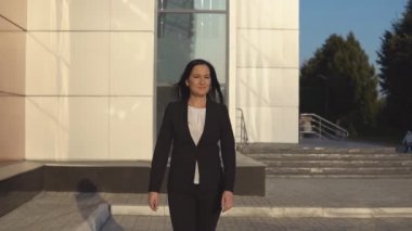 Genç iş kadını sokakta yürüyor