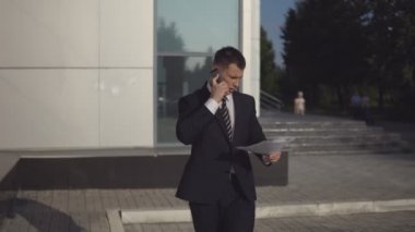 İş adamları ofis binası yakınındaki çalışırken