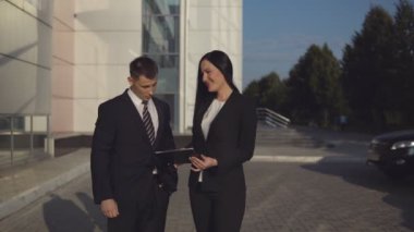 İş adamları ofis binası yakınındaki çalışırken