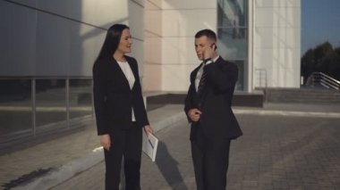 İş adamları ofis binası yakınındaki çalışırken