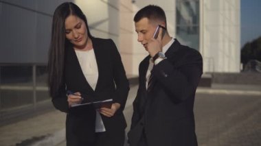 İş adamları ofis binası yakınındaki çalışırken