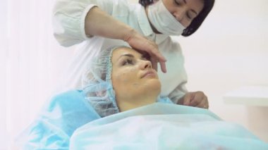 Doktor - güzellik uzmanı alımı tutar.