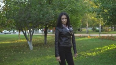 parkta genç esmer güzel