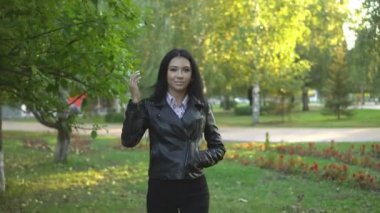 parkta genç esmer güzel