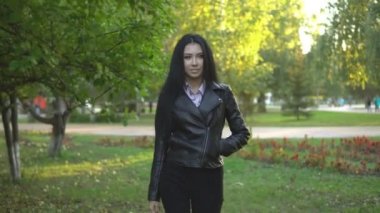 parkta genç esmer güzel