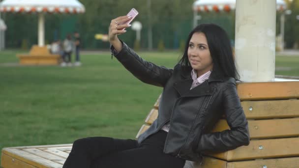 Hermosa joven morena en el parque — Vídeo de stock