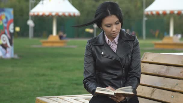 Belle jeune brune dans le parc — Video