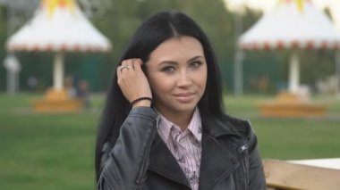 parkta genç esmer güzel