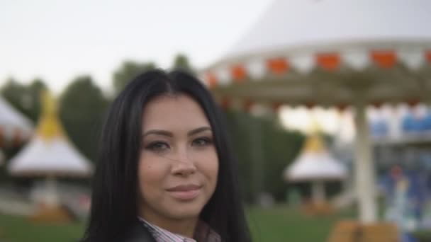 Jeune fille gaie dans les tourbillons ensoleillés de parc d'été dans le parc — Video