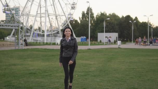 Junges schönes Mädchen läuft in sonnigem Sommerpark in die Kamera — Stockvideo